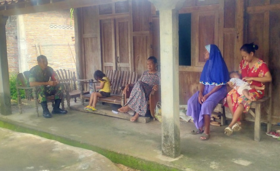 Komsos dengan Ibu-ibu, Babinsa Himbau Jaga Keharmonisan Rumah Tangga