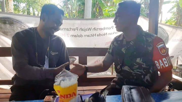 Komunikasi Sosial dengan Warga, Babinsa Bahas Keamanan dan Kebersihan Lingkungan