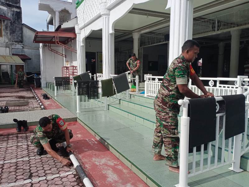 Kosistensi Anggota Koramil 07/Johan Pahlawan Jalankan Program Jum'at Bersih Sarana Ibadah, Hari ini Masjid Nurul Huda Jadi Sasarannya