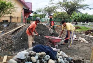 Manfaatkan Hari Libur, Babinsa Koramil 07 Johan Pahlawan Bantu Warga Binaan Bantu Buat Pondasi Rumah