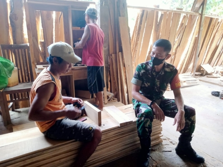 Manfaatkan Waktu, Babinsa Pulutan Belajar dengan Pengrajin Kayu
