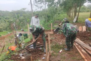 Mantapkan Kemanunggalan TNI-Rakyat, Babinsa Sidoharjo Karya Bakti Bersama Warga