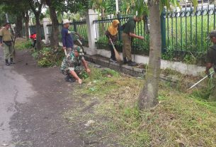 Melalui Program Jum'at Bersih, Serma Sujianto Ajak warganya Kerja Bakti Bersihkan Lingkungan