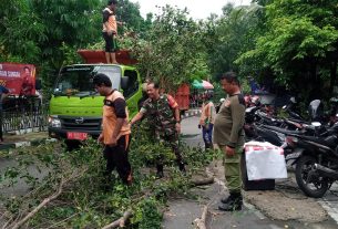 Peduli Kebersihan Lingkungan, Babinsa Kelurahan Manahan Kerja Bakti Bersama Warga