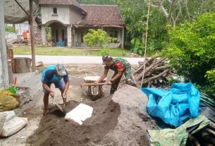 Peduli dengan Warga Babinsa Bantu Pembuatan Rumah Warga