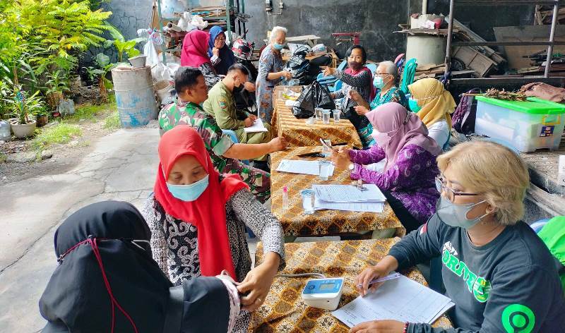 Pendampingan Babinsa Kemlayan di Wilayah Binaan Bersama Puskesmas