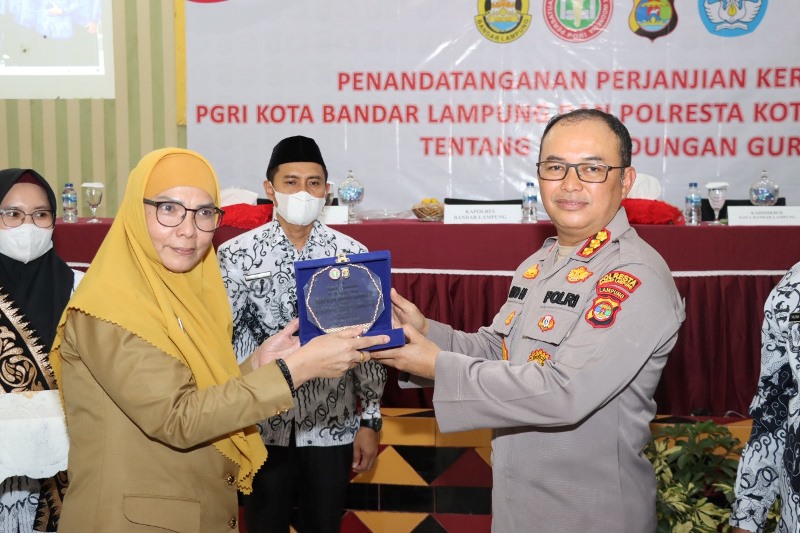 Polresta Bandar Lampung dan PGRI Kota Bandar Lampung Tandatangani Perjanjian Kerja Sama Tentang Perlindungan Hukum Guru