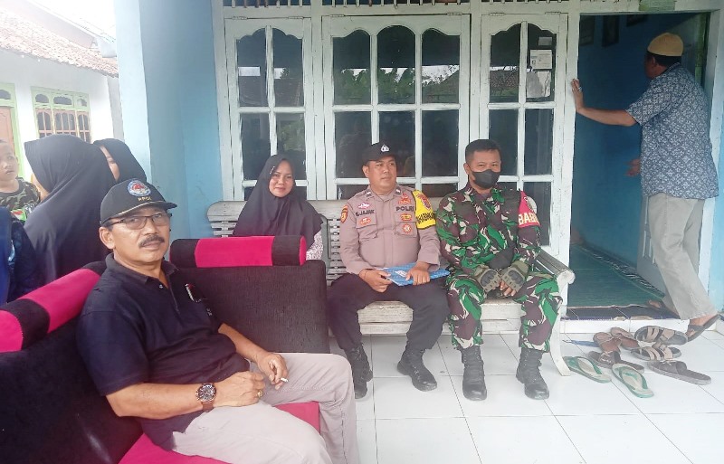 Polsek Banjar Agung Olah TKP Penemuan Mayat Tergantung di Pohon Jengkol