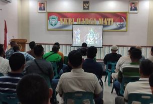 Prajurit Kodim 0105/Abar Nonton Bareng Pagelaran Wayang Orang PANDAWA BOYONG Yang Di Perankan Oleh 5 Jenderal Bintang 4 TNI - Polri