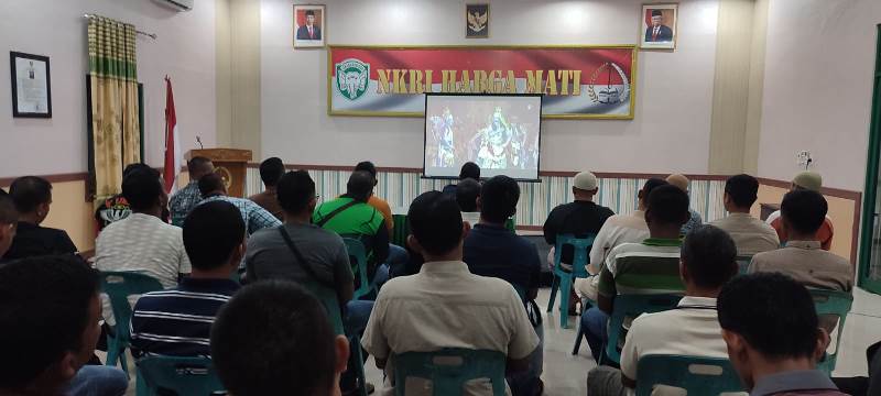 Prajurit Kodim 0105/Abar Nonton Bareng Pagelaran Wayang Orang PANDAWA BOYONG Yang Di Perankan Oleh 5 Jenderal Bintang 4 TNI - Polri