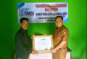 Sekretaris Distan Tubaba Terima Penghargaan dari SMSI Lampung