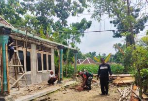 Selalu Ada Bersama Rakyat, Babinsa Bantu Renovasi Rumah