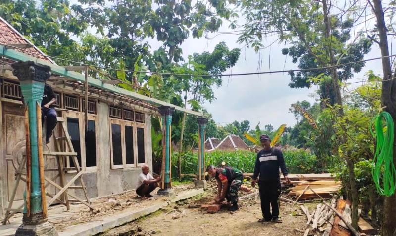 Selalu Ada Bersama Rakyat, Babinsa Bantu Renovasi Rumah
