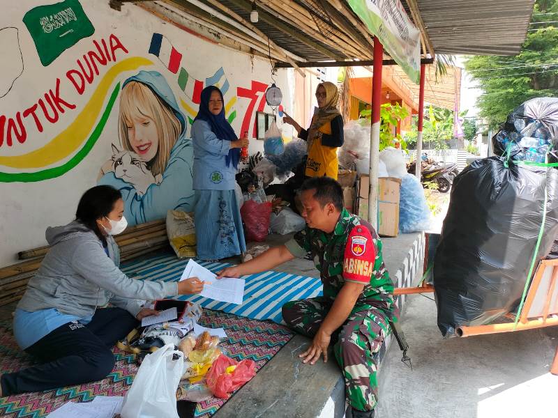 Ikut Andil Dalam Kegiatan Bank Sampah, Serka Priyanto Berikan Motivasi dan Semangat kepada Petugas 