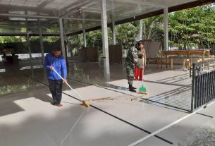 Tak Ada Rotan Akarpun Jadi, Tak Ada Tempat Ibadah Babinsa Koramil 01/SM Bersama Warga Bersihkan Aula Balai Desa Persiapan Sholat Jum'at