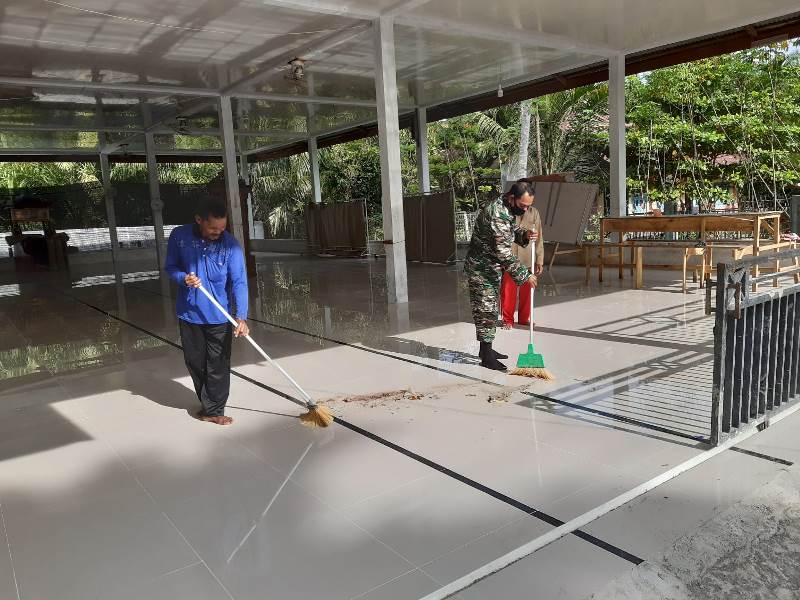 Tak Ada Rotan Akarpun Jadi, Tak Ada Tempat Ibadah Babinsa Koramil 01/SM Bersama Warga Bersihkan Aula Balai Desa Persiapan Sholat Jum'at