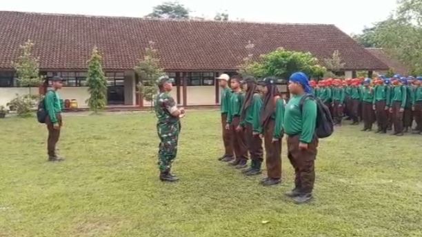 Tanaman Sikap Disiplin, Babinsa Koramil Nogosari Latih Ketarunaan di SMKN I