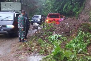 Tanggap Bencana, Babinsa Koramil Selo Evakuasi Tanah Longsor