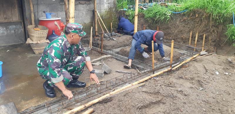 Tumbuhkan Jiwa Gotong Royong Babinsa Bantu Pasang Besi Cor