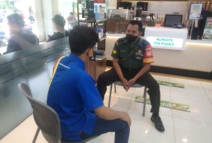 Waspadai Aksi Kejahatan Babinsa Purwosari Patroli Dan Komsos di Indomaret Plus.