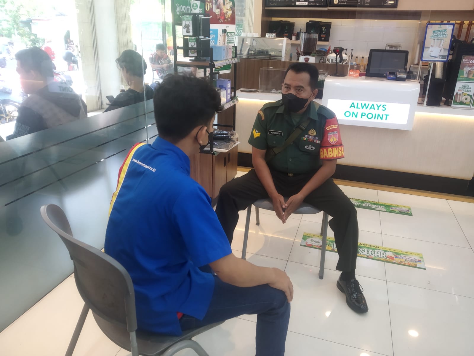 Waspadai Aksi Kejahatan Babinsa Purwosari Patroli Dan Komsos di Indomaret Plus.
