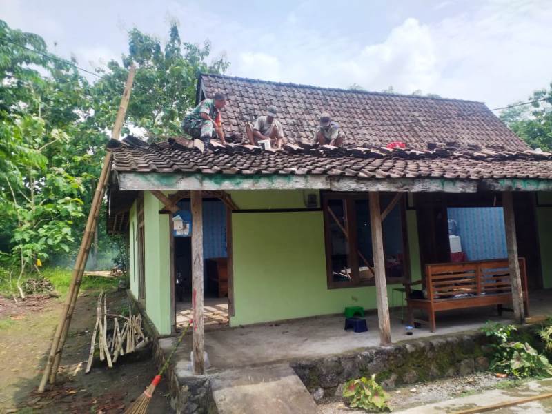 Tingkatkan Keharmonisan dan Kerjasama dengan Warga, Babinsa Bantu Renovasi Rumah
