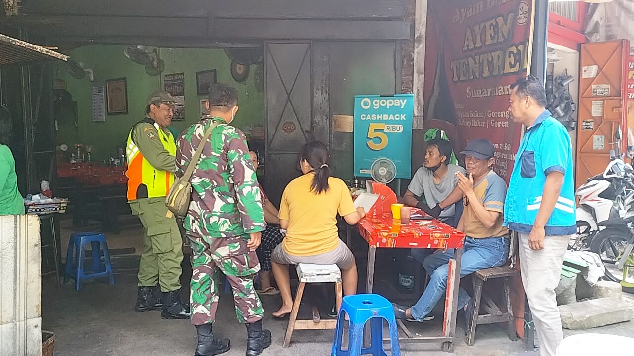 Ciptakan Kondusifitas Wilayah Babinsa Jayengan Beserta Linmas Patroli Bersama.