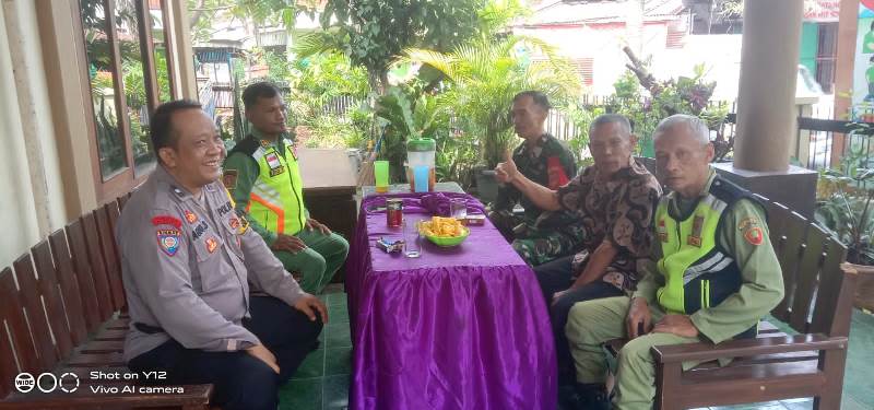 Wujud Sinergitas Babinsa Komsos dengan Linmas Kelurahan Serengan