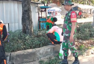 Wujudkan Kemanunggalan TNI Rakyat Babinsa Kelurahan Jebres Kerja Bakti Bersama Warga