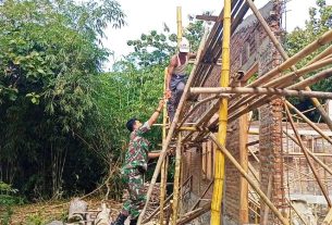 Bantu Kesulitan Warga, Sertu Sugi Babinsa Desa Jekawal Bantu Renovasi Rumah