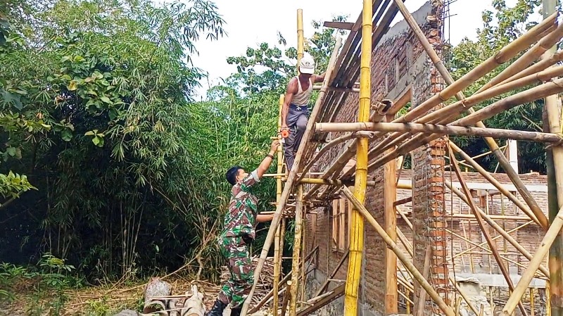 Bantu Kesulitan Warga, Sertu Sugi Babinsa Desa Jekawal Bantu Renovasi Rumah