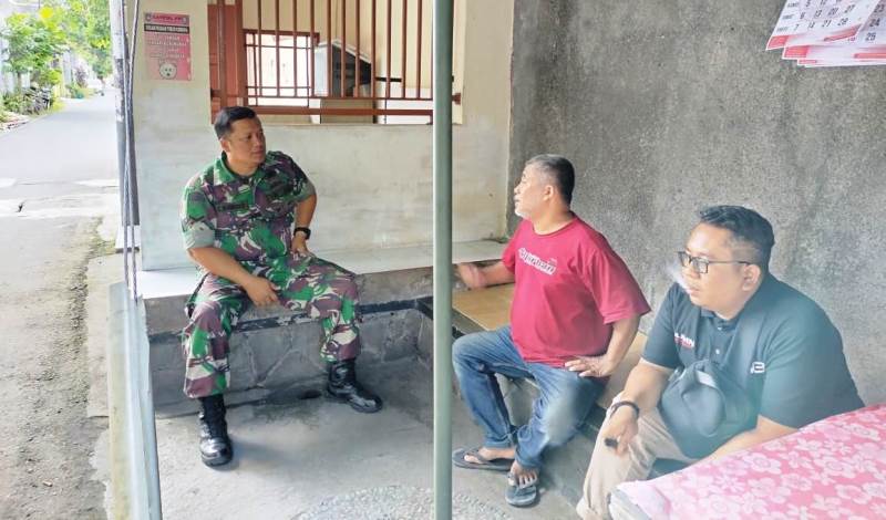 Jaga Jangan Ada Jarak diantara Kita, Babinsa Kemlayan Komsos Warganya