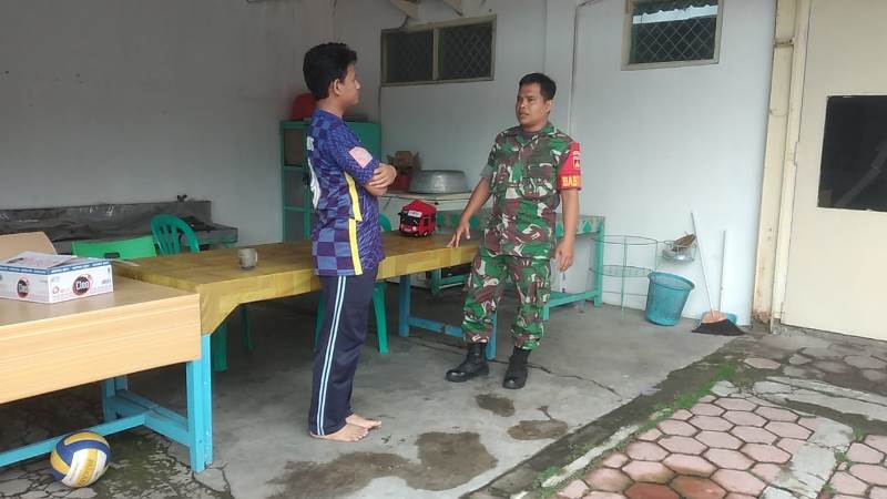 Akrab, Ini yang Terlihat Saat Babinsa Kunjungi Pemilik Warung Mie Ayam