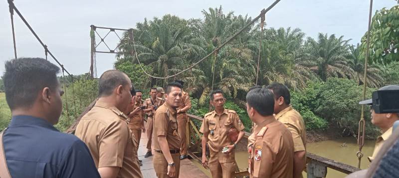 Ardian Saputra Tinjau Jembatan Gantung di Desa Surakarta