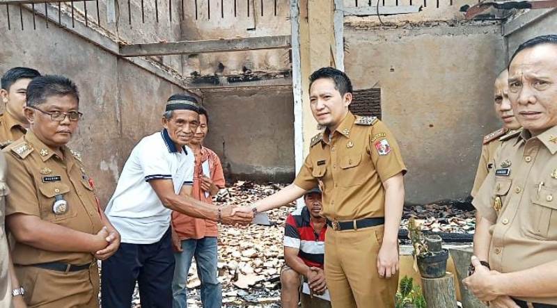 Ardian Saputra berikan bantuan terhadap korban kebakaran