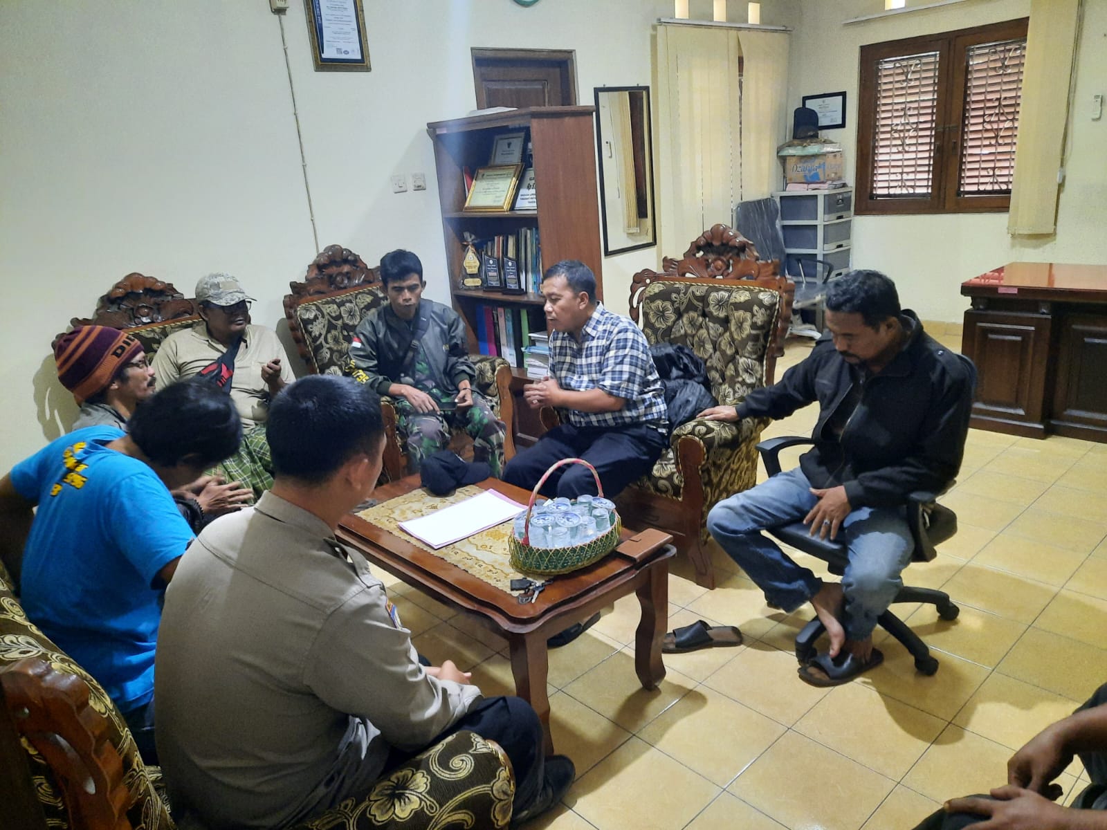 Babinsa & Bhabinkamtibmas Joyotakan Mediasi Permasalahan Warga Bersama Lurah