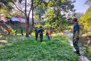 Babinsa Danukusuman Bersama Warga Gotong-Royong Bersihkan Lingkungan