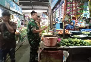 Babinsa Danukusuman Pantau dan Cek Harga Sembako di Pasar Harjodaksino