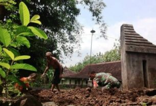 Babinsa Demangan Bantu Pasang Gorong-gorong