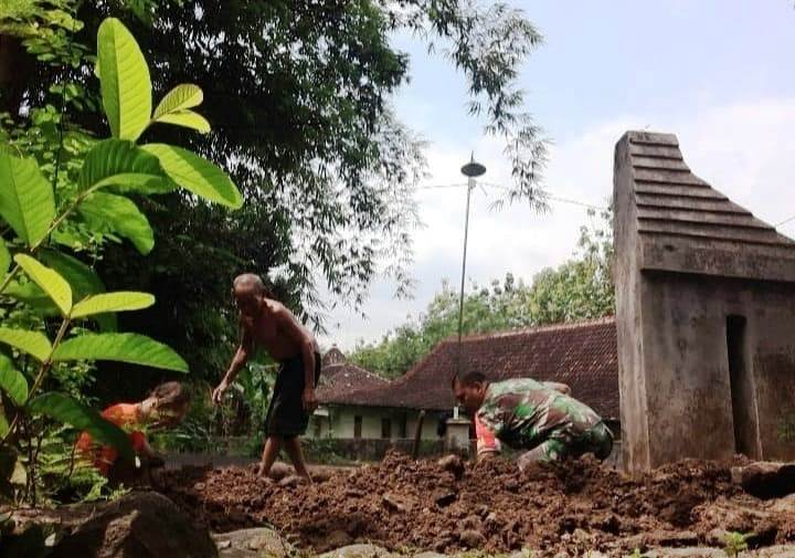 Babinsa Demangan Bantu Pasang Gorong-gorong