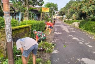 Babinsa Gotong Royong Bersihkan Jalan Lingkungan Binaan