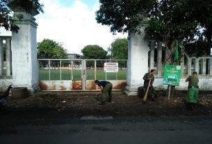 Babinsa Jayengan Pelopori Kerja Bakti Bersama Warga di Lapangan Kertopuran