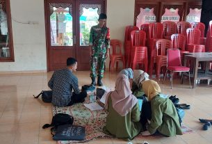 Babinsa Joyotakan Dampingi KKN Universitas Aisyiah Data Penduduk