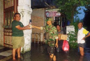 Babinsa Joyotakan Distribusikan Makan malam Korban Banjir
