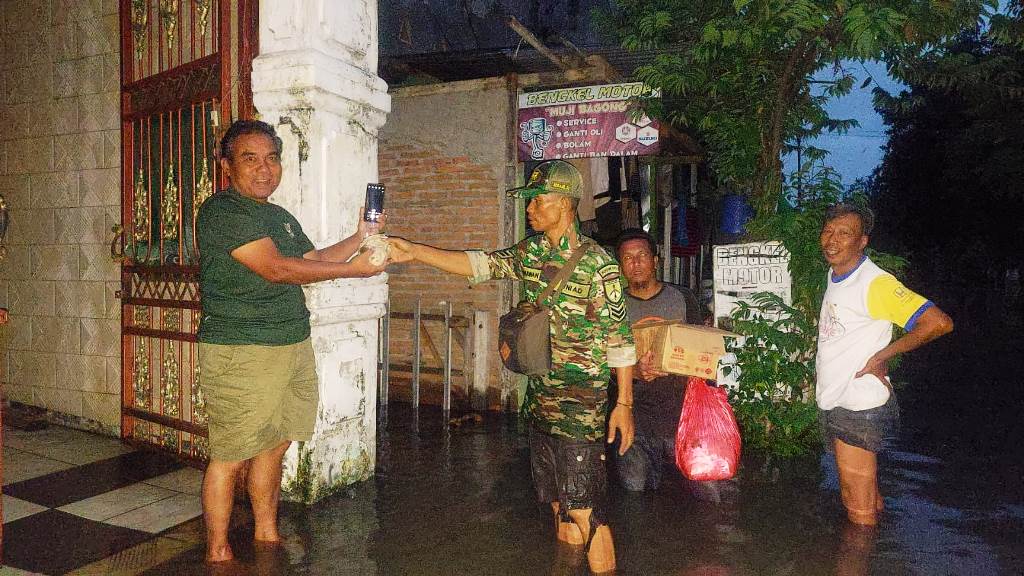 Babinsa Joyotakan Distribusikan Makan malam Korban Banjir