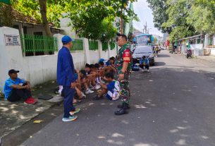Babinsa Kemlayan Komsos di Saat Warga Sedang Olah Raga Bersama