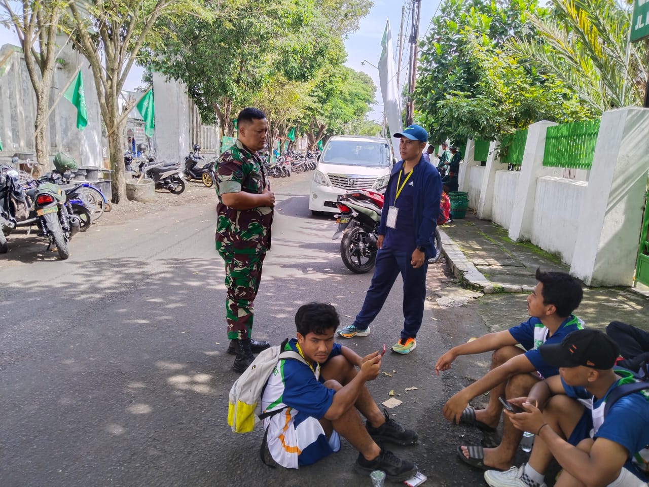 Babinsa Kemlayan Komsos di Saat Warga Sedang Olah Raga Bersama