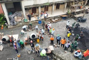 Babinsa Kepohbaru Bojonegoro, bersama Masyarakat Gotong Royong Cor Masjid Ponpes Darul Istiqomah Desa Woro