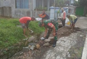 Babinsa Kerja Bakti Pembangunan Talud Jalan