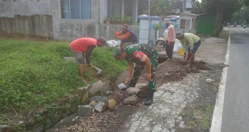 Babinsa Kerja Bakti Pembangunan Talud Jalan